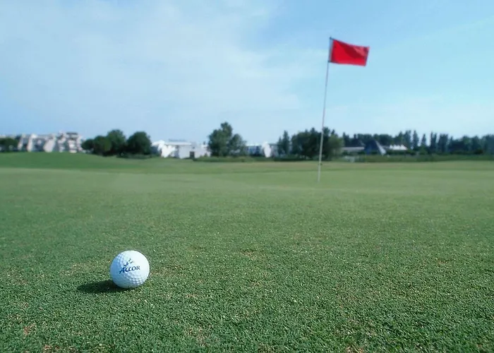 Отель Novotel Motte Golf Ла-Гранд-Мот